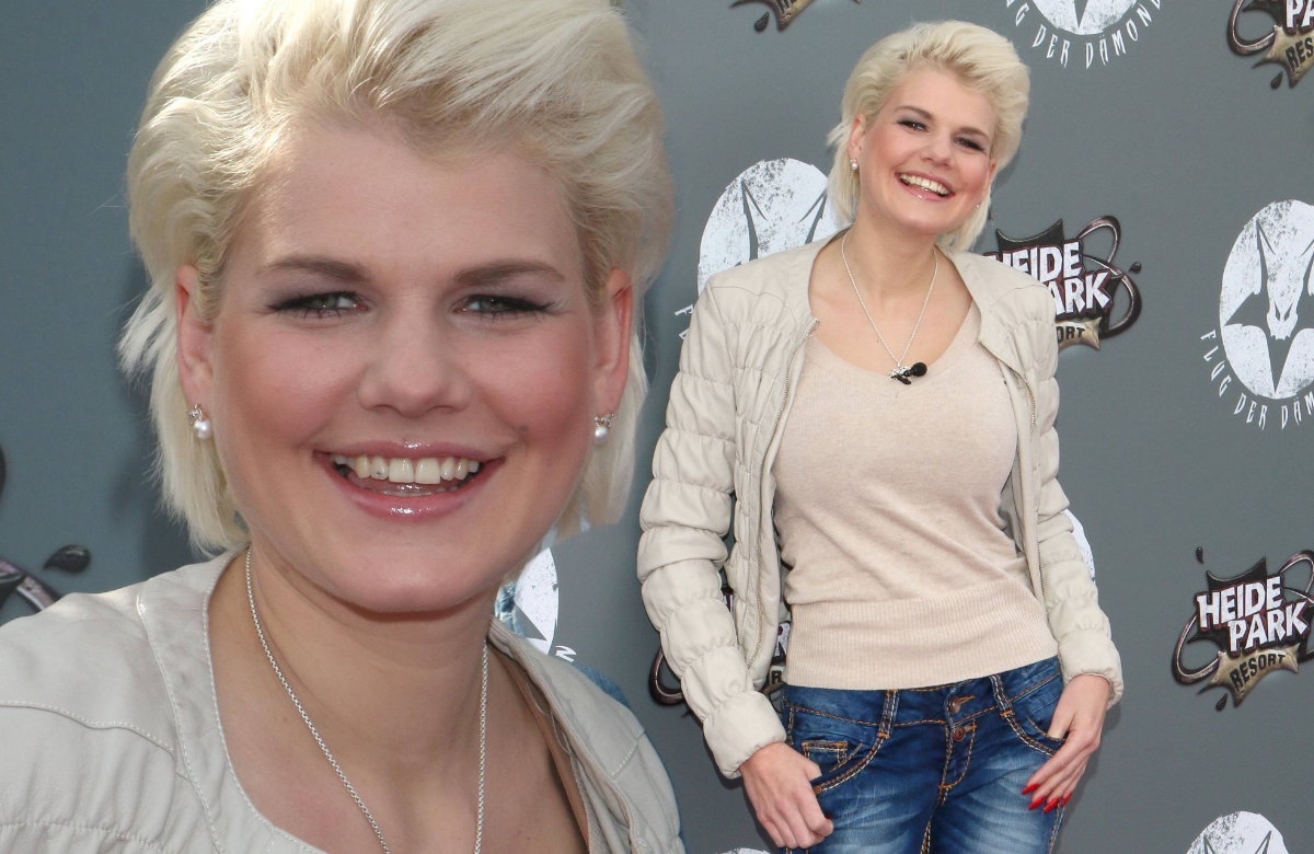 Melanie Müller relativ natürlich in Jeans und Strickjacke im Jahr 2013