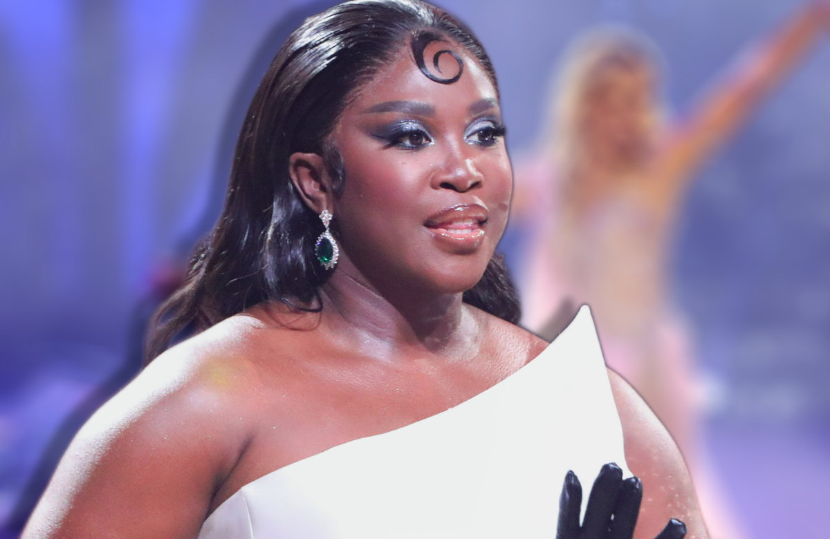 Motsi Mabuse sieht angespannt aus, im Hintergrund ein verschwommenes Bild von Isabel Edvardsson