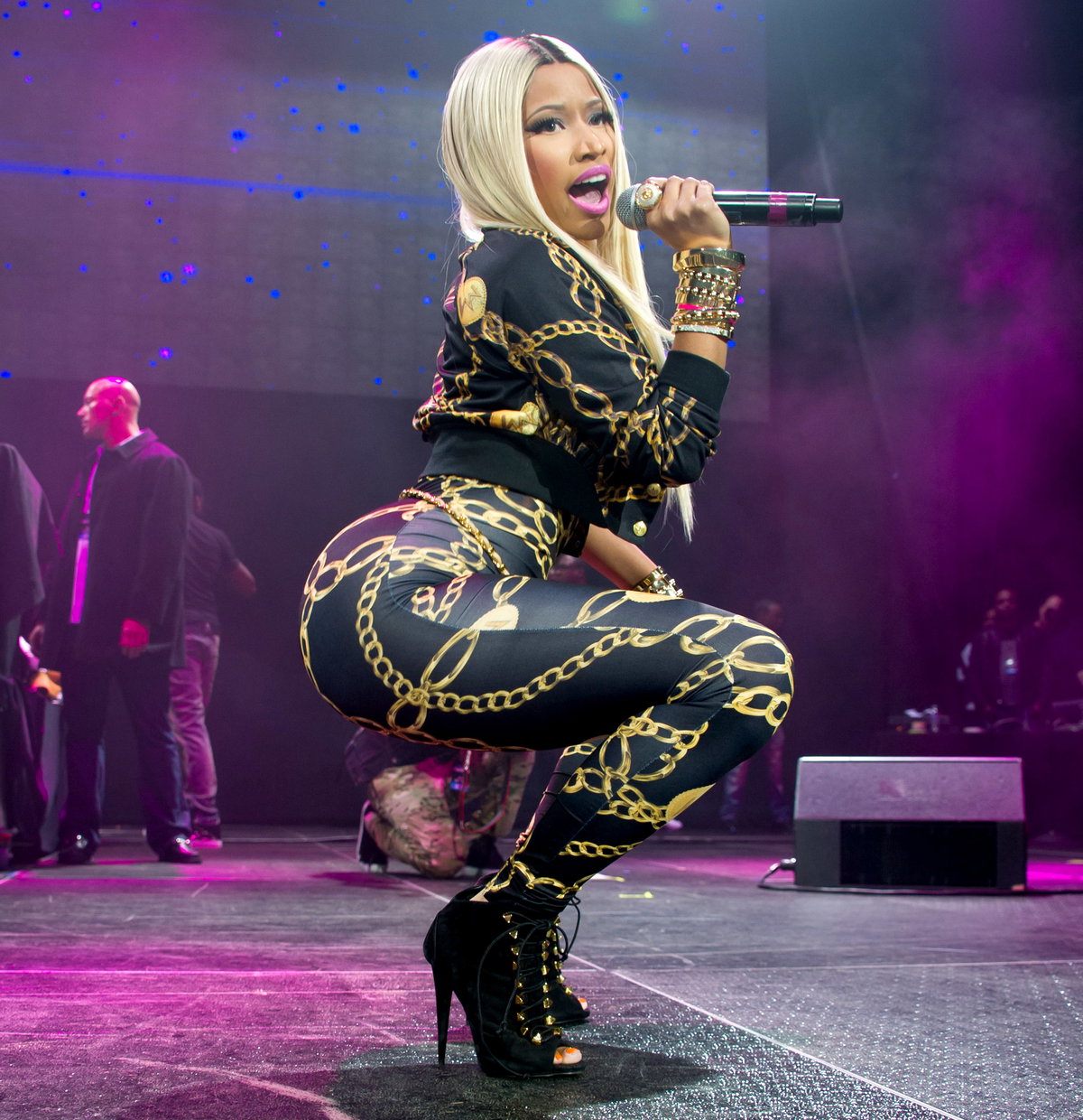Nicki Minaj geht auf der Bühne in die Hocke