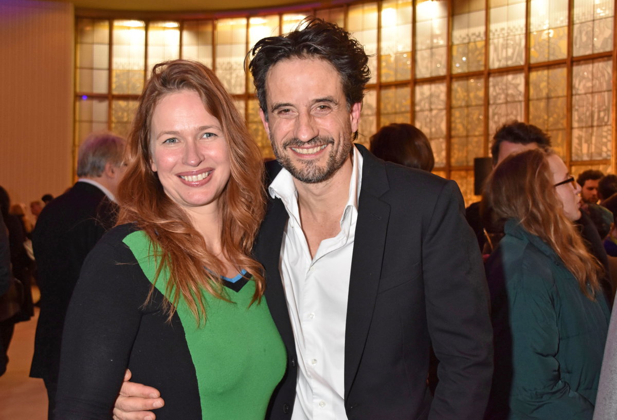 Oliver Mommsen und Nicola Mommsen posieren zusammen bei einer Theater-Premiere im Januar 2020