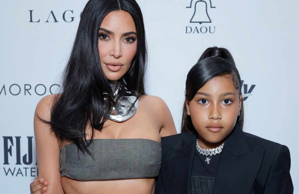 North West legt Arm um Kim Kardashian