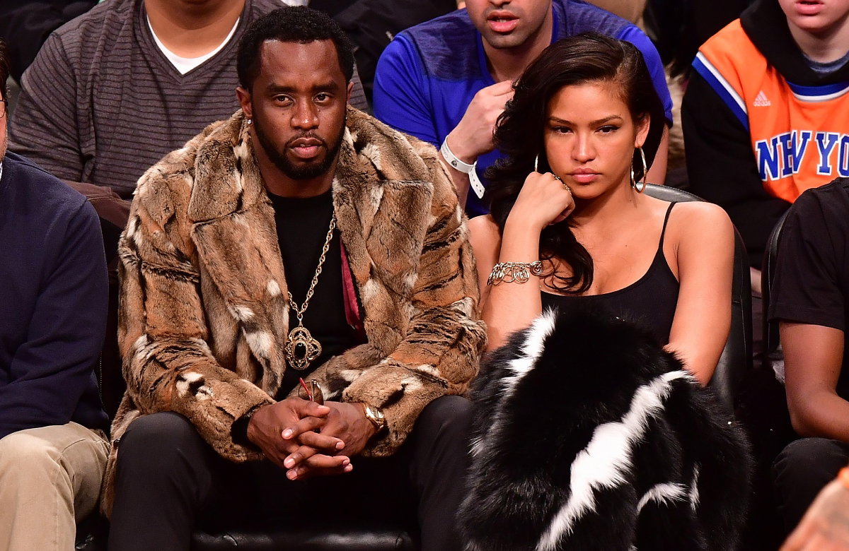 P. Diddy und Cassie sehen frustriert aus, während sie ein Basketballspiel verfolgen