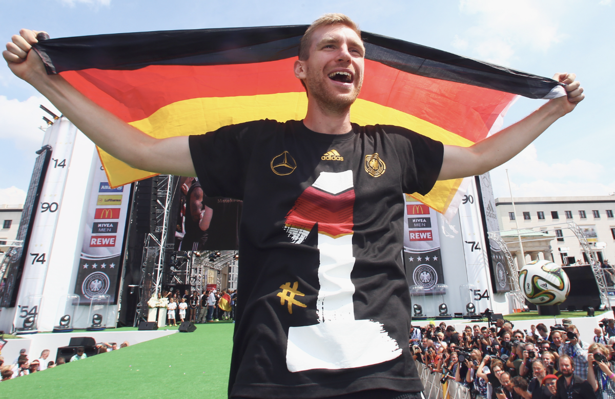 Per Mertesacker nach der gewonnenen Weltmeisterschaft 2014 auf der Fanmeile