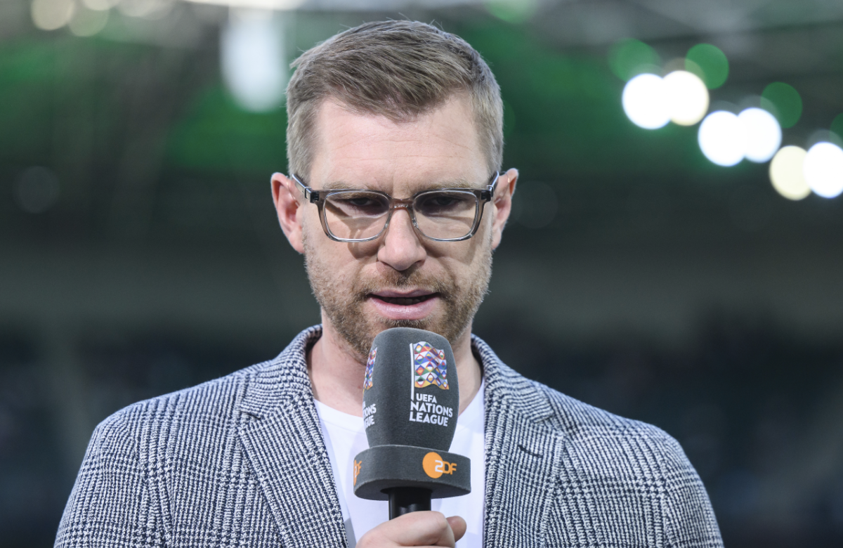 Per Mertesacker mit einem ZDF-Mikro in der Hand