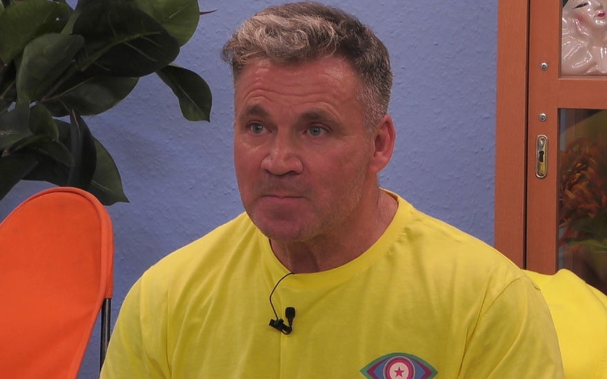Peter Klein sieht angespannt aus, als seine Ex Iris ins "Promi Big Brother"-Haus einzieht