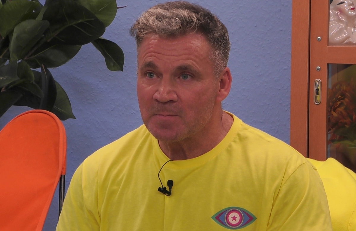 Peter Klein sieht angespannt aus, als seine Ex Iris ins "Promi Big Brother"-Haus einzieht