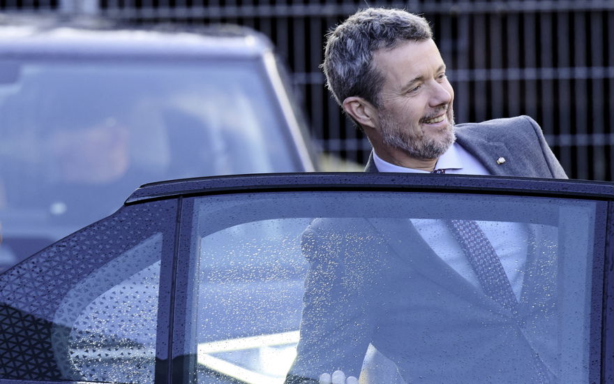 Prinz Frederik von Dänemark steigt in ein Auto ein.