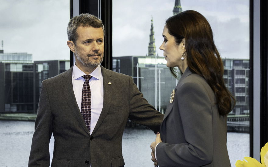 Prinz Frederik und Prinzessin Mary von Dänemark schauen ernst.