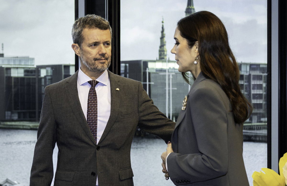Prinz Frederik und Prinzessin Mary von Dänemark schauen ernst.