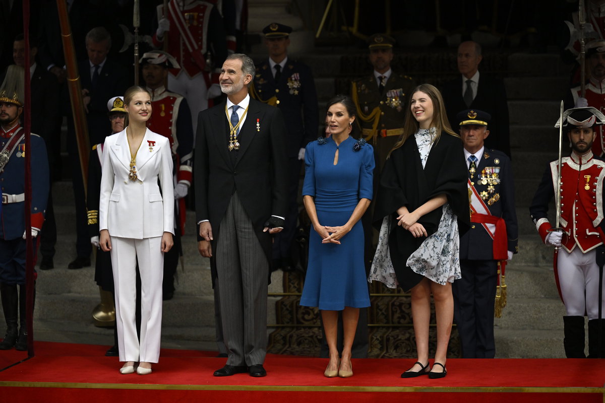 Die Königsfamilie von Spanien glücklich bei der Vereidigung von Leonor.
