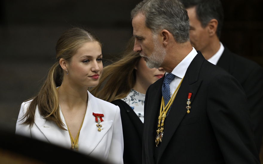 Prinzessin Leonor und ihr Vater König Felipe fokussiert.