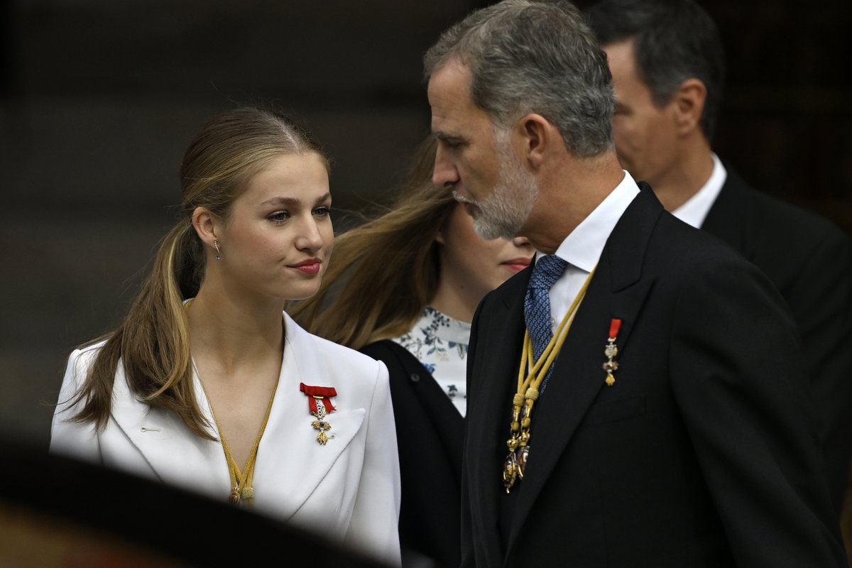 Prinzessin Leonor und ihr Vater König Felipe fokussiert.