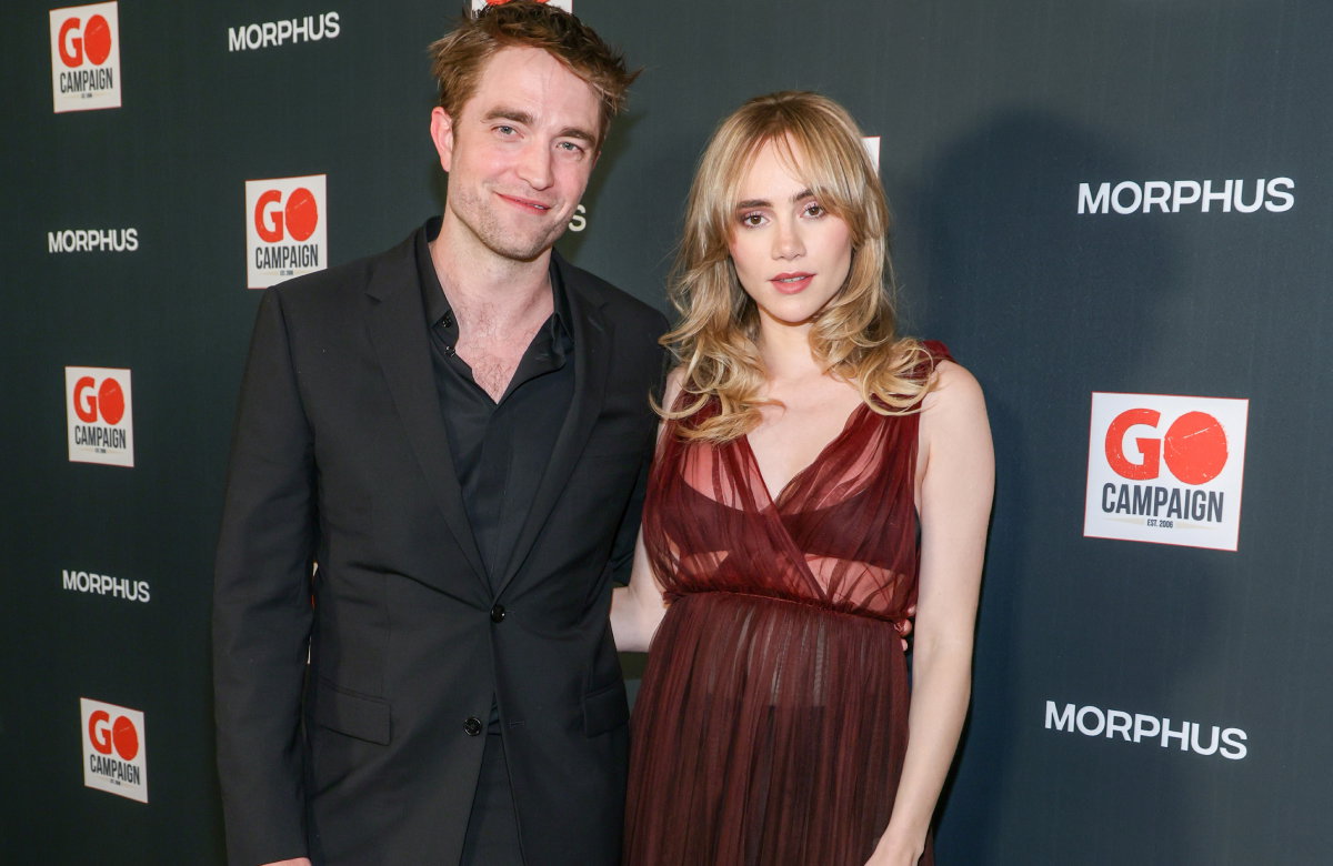Robert Pattinson und Suki Waterhouse posieren Arm in Arm. Der Bauch des Models sieht gewölbt aus