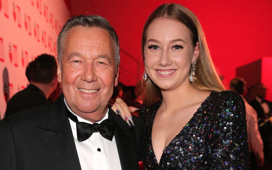 Roland Kaiser und Annalena Keiler lächeln in Kamera