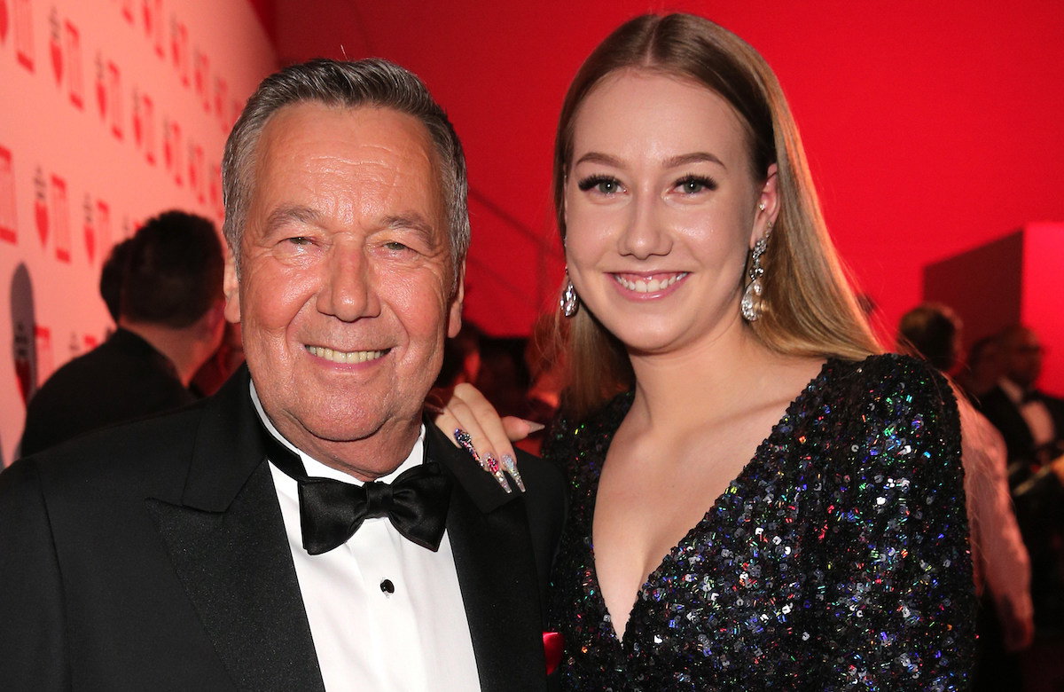Roland Kaiser und Annalena Keiler lächeln in Kamera