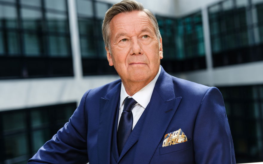 Roland Kaiser sieht schräg nach oben und lächelt leicht