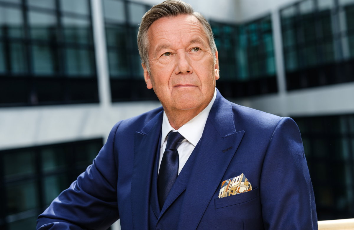 Roland Kaiser sieht schräg nach oben und lächelt leicht