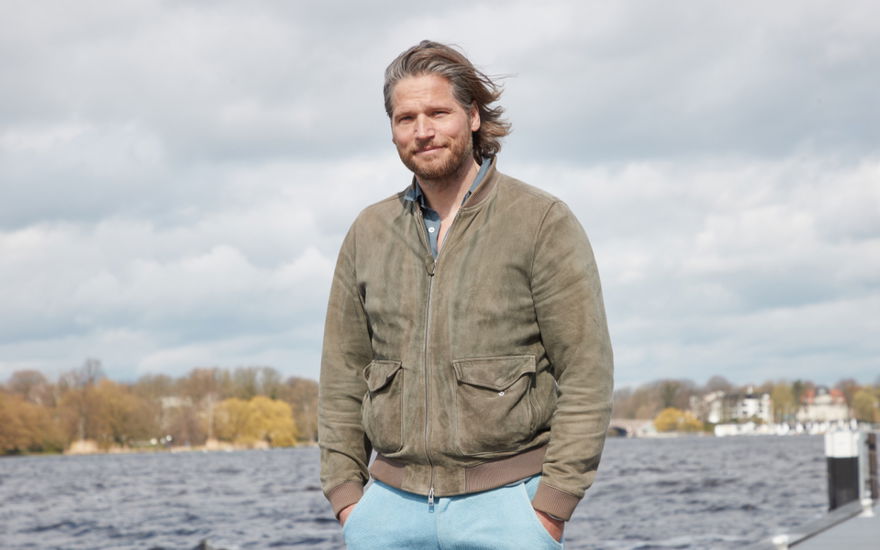 Sebastian Ströbel an der Elbe
