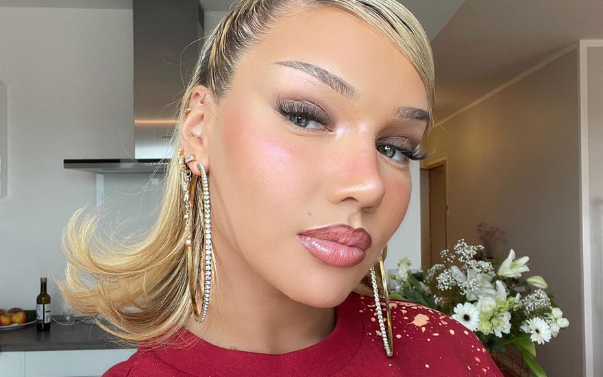 Shirin David macht ein Selfie mit Full-Face-Make-up