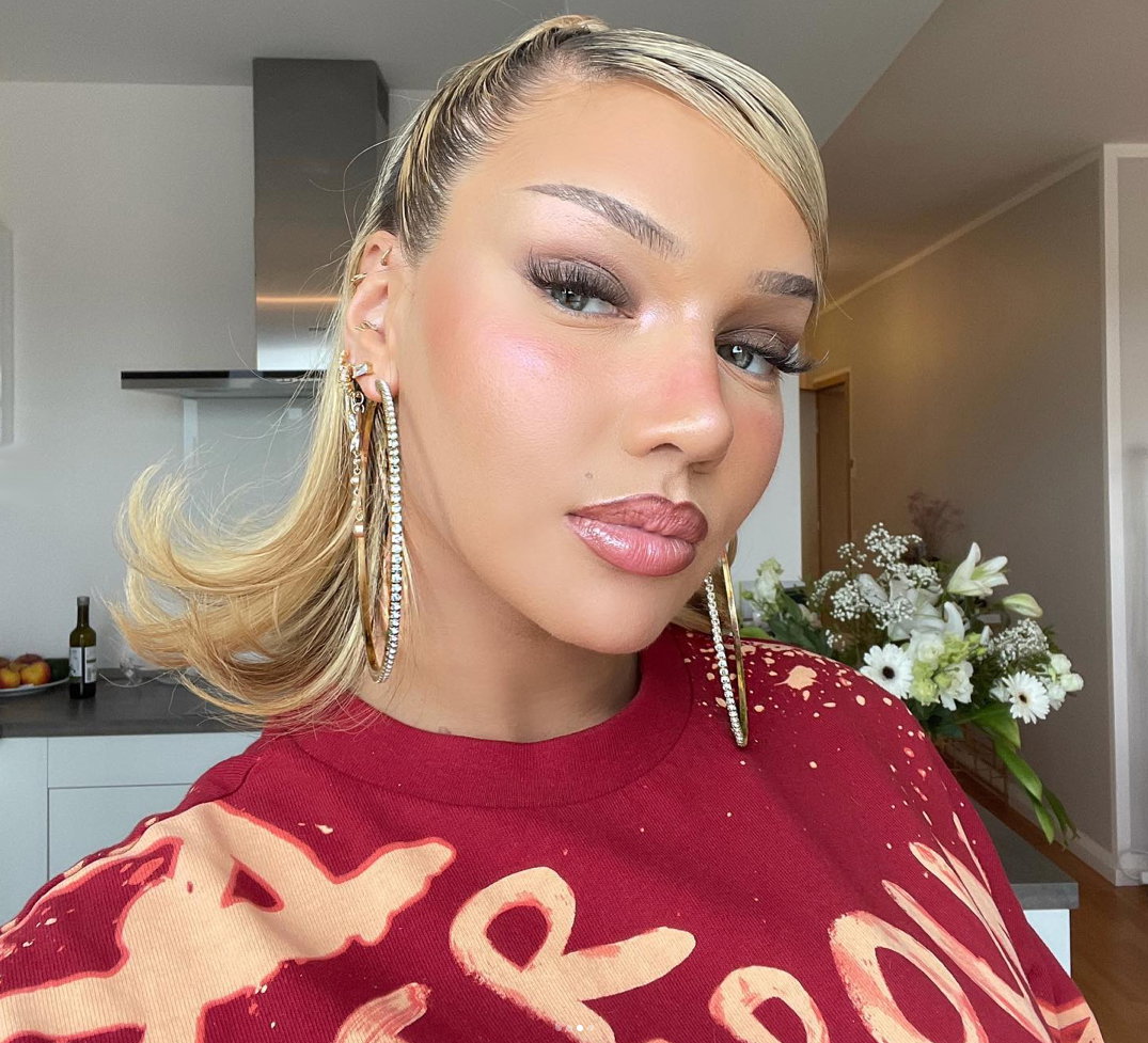Shirin David macht ein Selfie mit Full-Face-Make-up