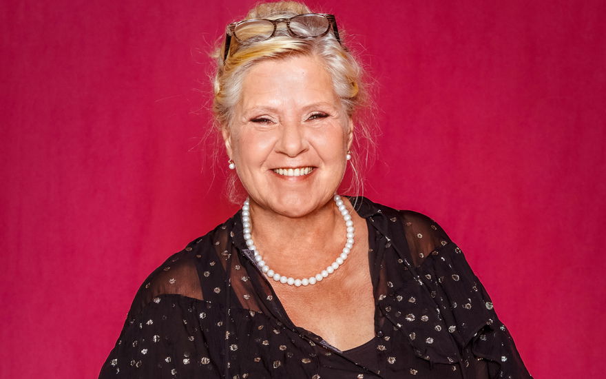 Silvia Wollny in schwarzer Bluse und mit Perlenkette