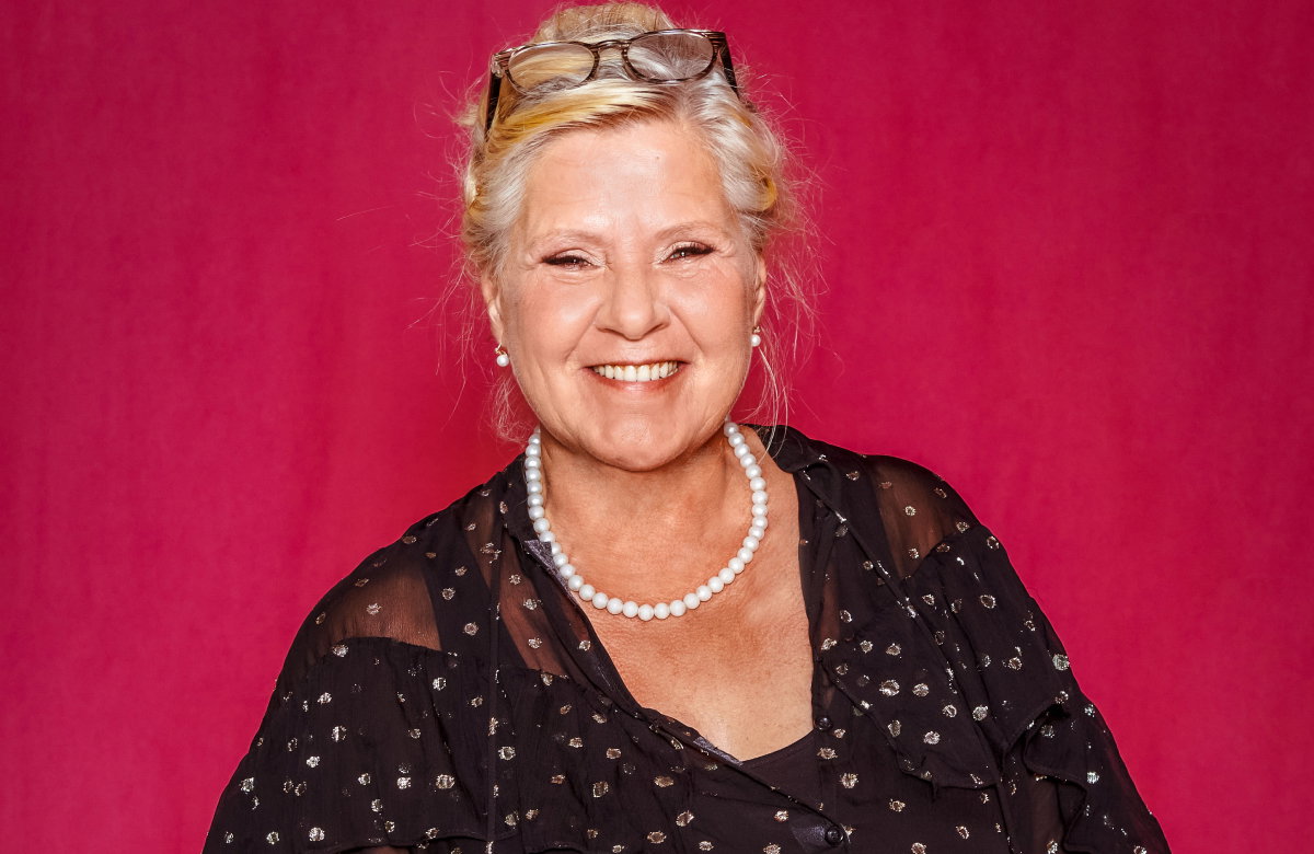 Silvia Wollny in schwarzer Bluse und mit Perlenkette