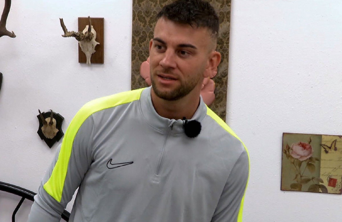 Serkan Yavuz guckt im "Sommerhaus der Stars" fragend