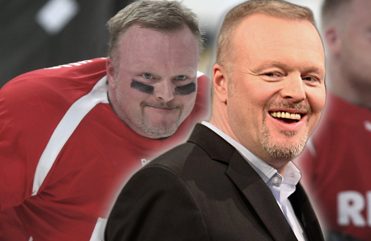 Stefan Raab grinst, im Hintergrund ein Bild von ihm beim "Eisfußball" 2009