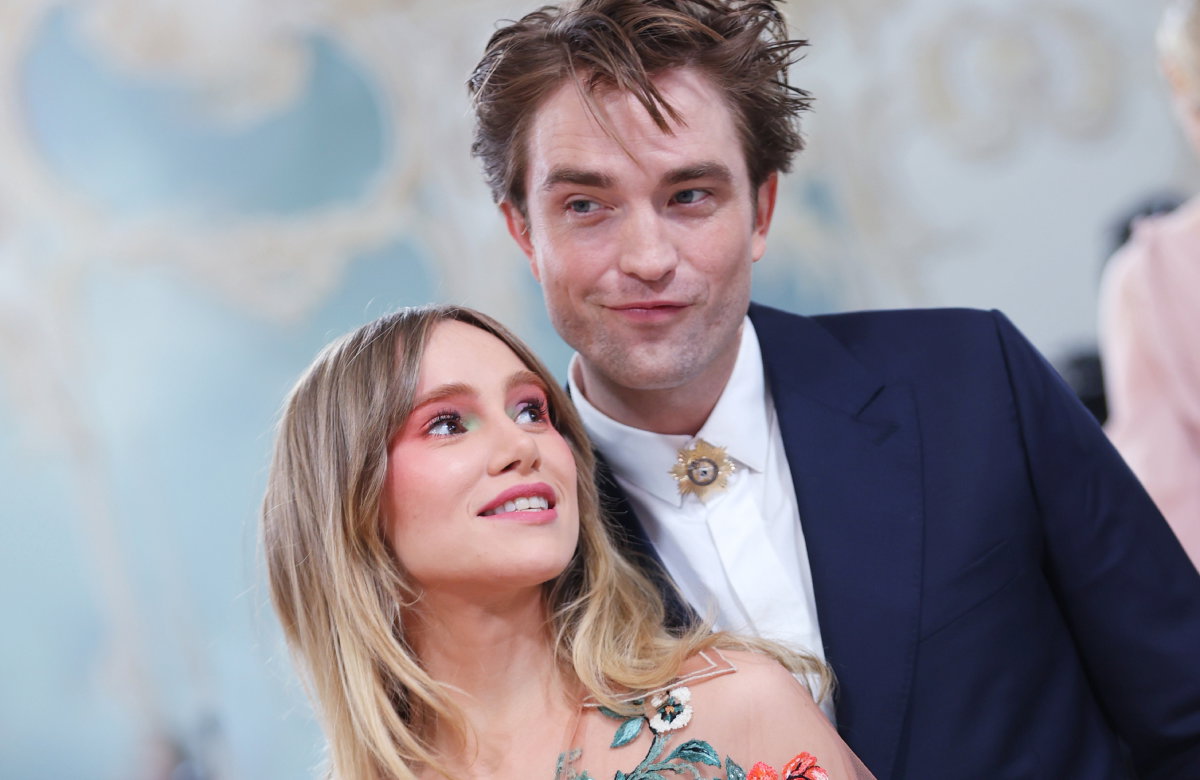 Robert Pattinson und Suki Waterhouse posieren zusammen bei der Met Gala