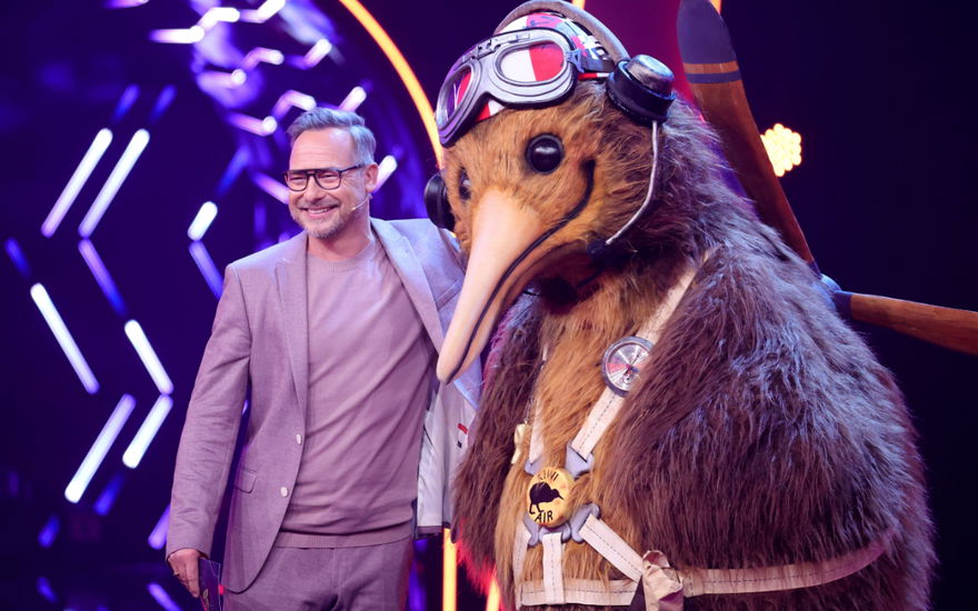 Der Kiwi und Matthias Opdenhövel bei "The Masked Singer"