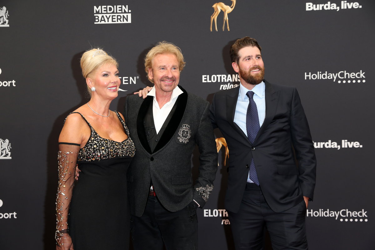 Thomas Gottschalk mit Karina Mross und Sohn Roman Gottschalk beim Bambi 2023