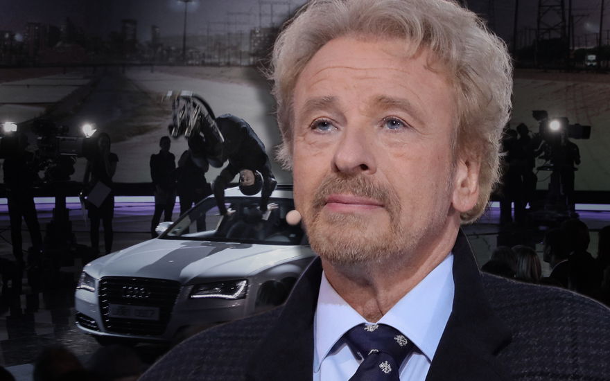 Thomas Gottschalk sieht bedrückt aus, im Hintergrund eine Momentaufnahme des "Wetten, dass..?"-Unfalls von Samuel Koch im Dezember 2010