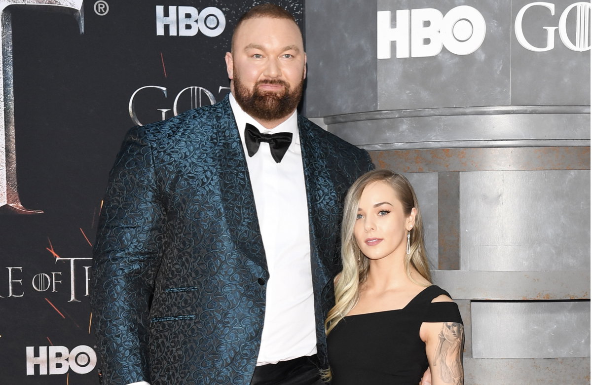 Thor Björnsson und Ehefrau Kelsey Henson stehen nebeneinander