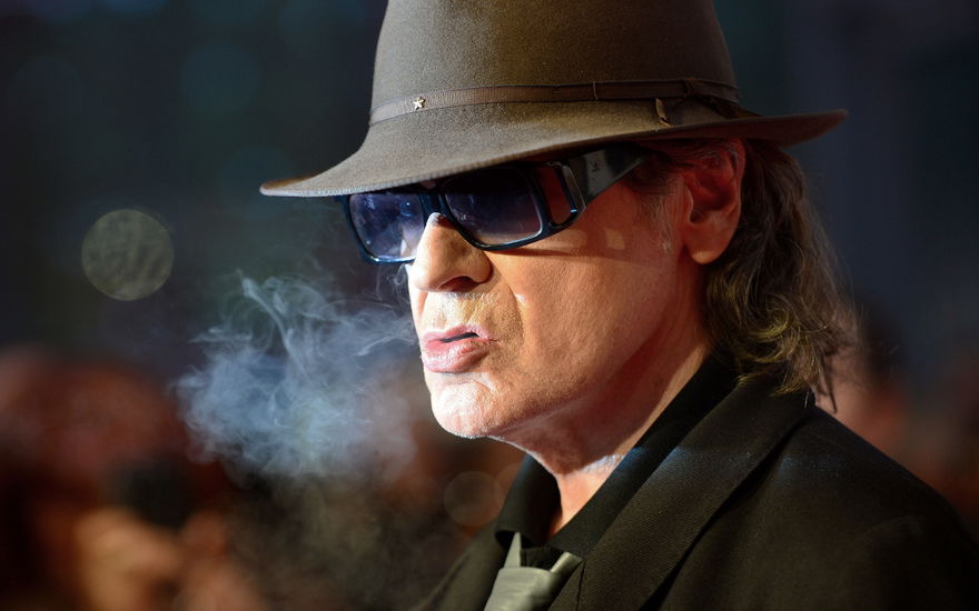 Udo Lindenberg pustet Rauch aus