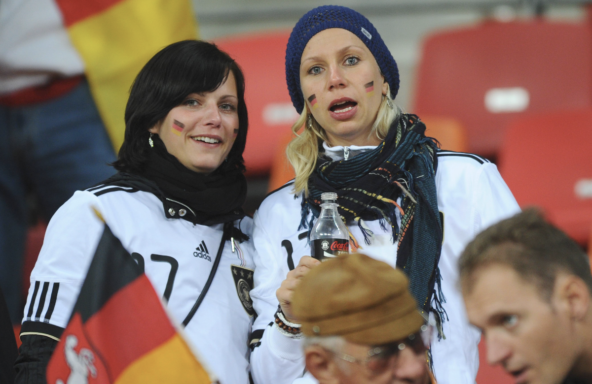 Ulrike Mertesacker mit einer Freundin bei der Weltmeisterschaft 2010