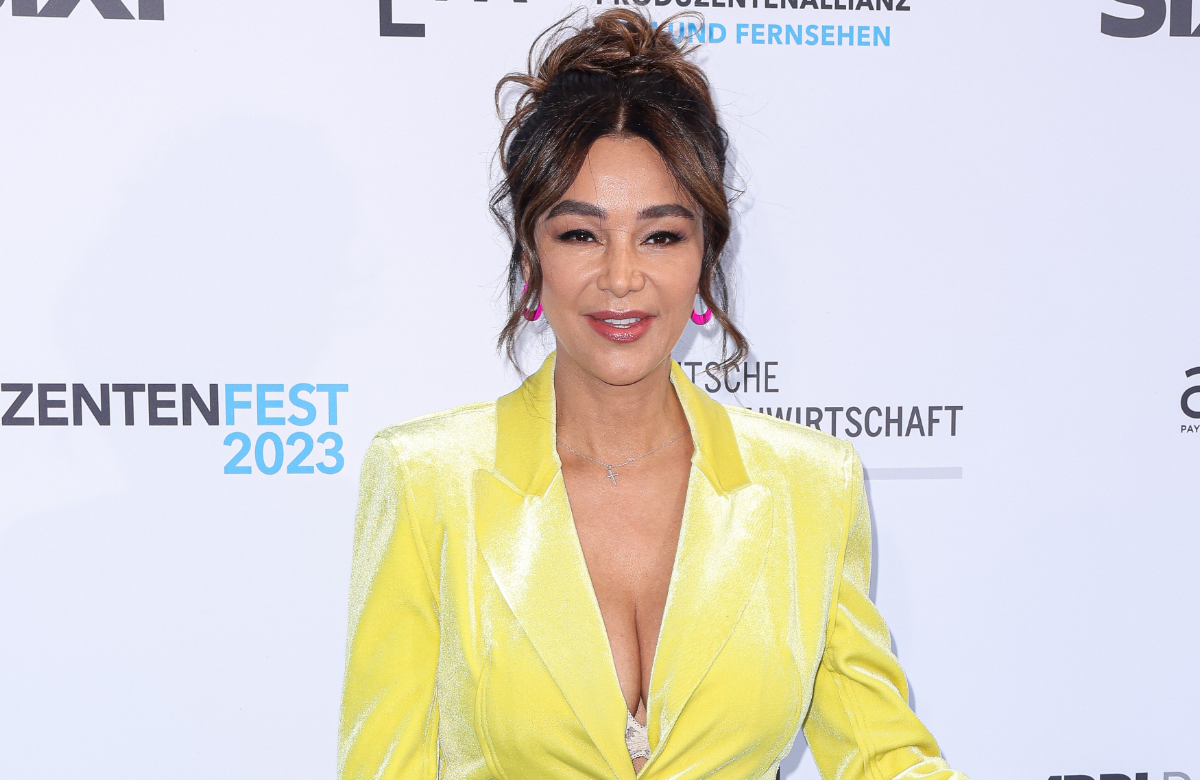 Verona Pooth im gelben Anzug, 2023
