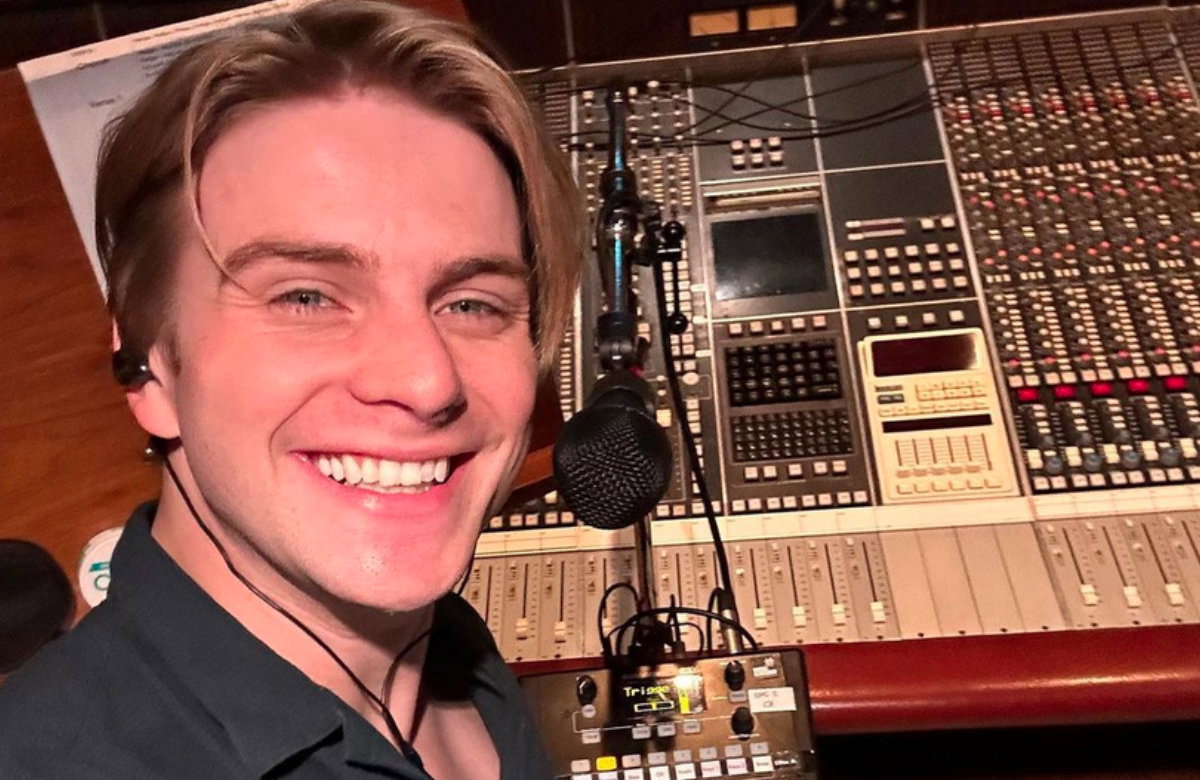 Vincent Gross lacht auf Instagram-Selfie im Tonstudio