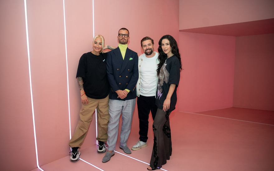 Sarah Connor, Joko Winterscheidt, Klaas Heufer-Umlauf und Lena Meyer-landrut vor einer rosa Wand