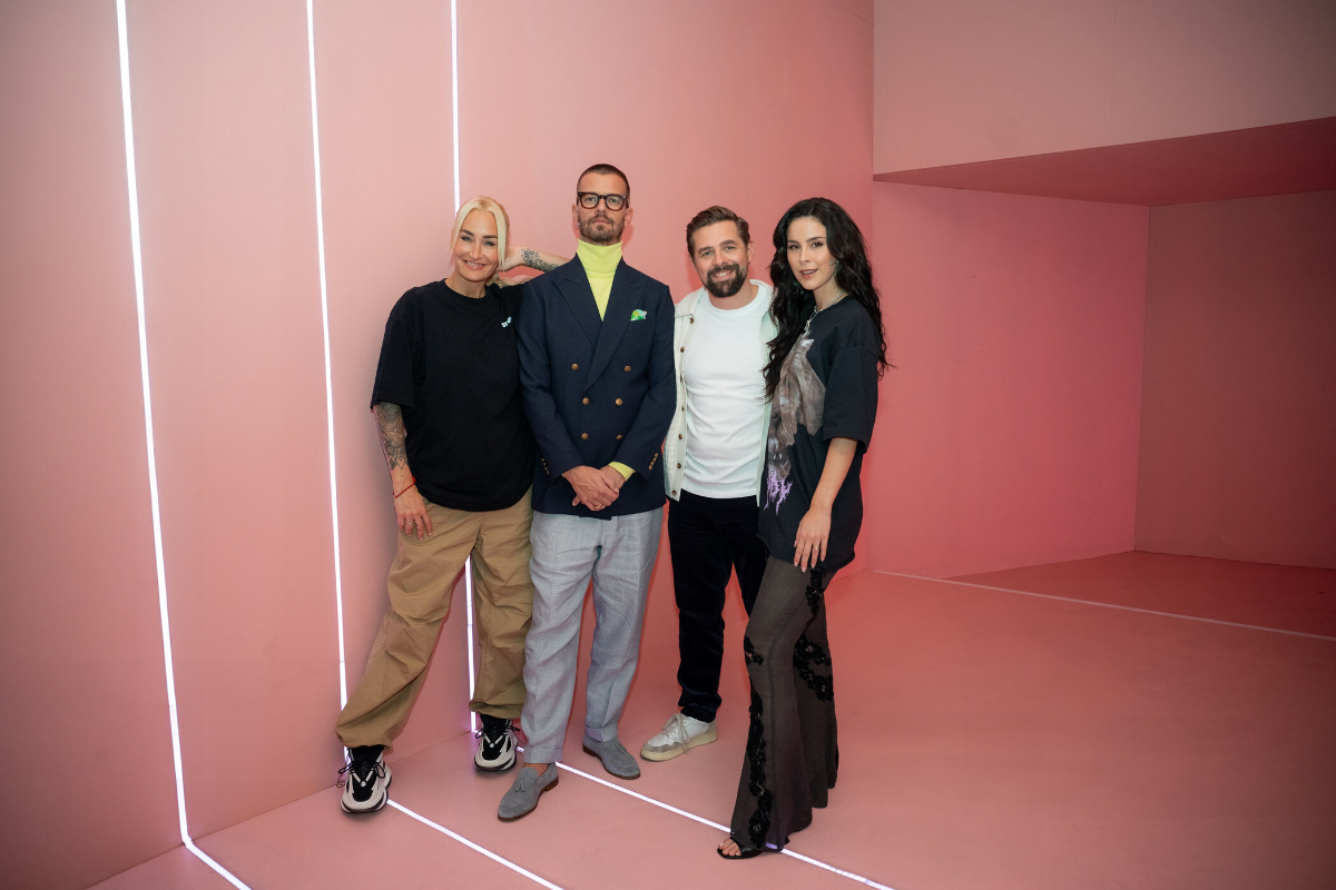 Sarah Connor, Joko Winterscheidt, Klaas Heufer-Umlauf und Lena Meyer-landrut vor einer rosa Wand