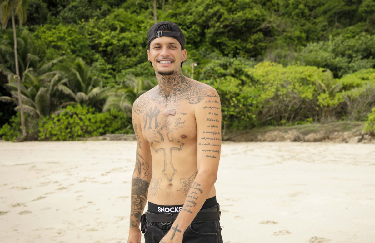 Yasin Mohamed Oberkörper frei am Strand bei "Good Luck Guys"