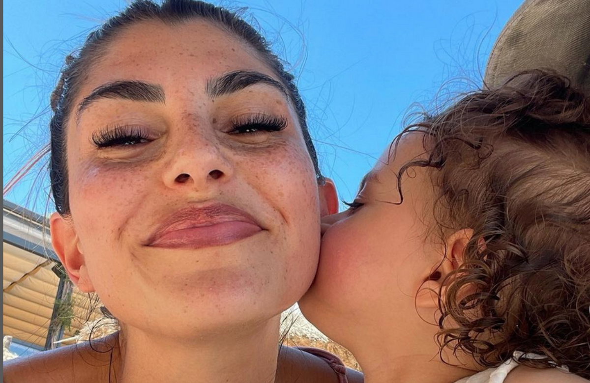 Yeliz Koc bekommt einen Wangenkuss von Tochter Snow am Strand bei einem Instagram-Selfie