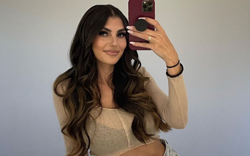 Yeliz Koc macht Spiegelselfie mit Handy