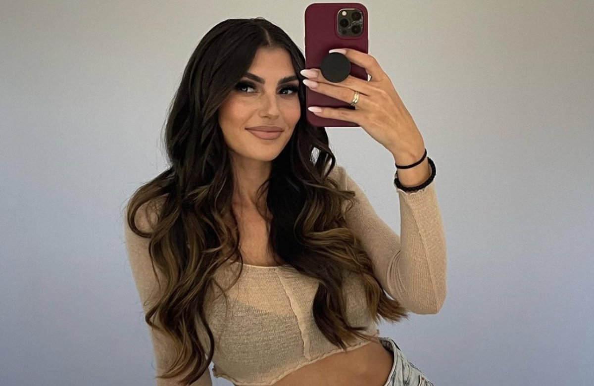 Yeliz Koc macht Spiegelselfie mit Handy