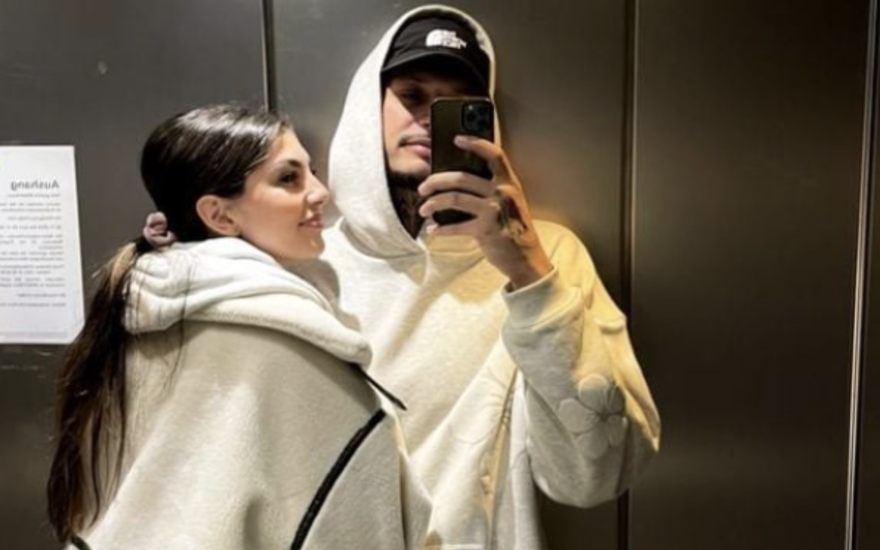 Yeliz Koc und Yasin Mohamed machen ein Spiegelselfie im Aufzug
