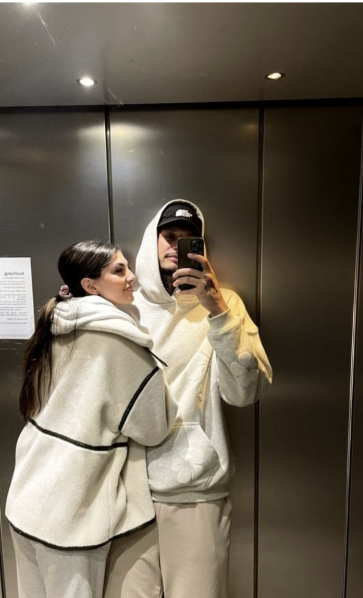 Yeliz Koc und Yasin Mohamed machen ein Spiegelselfie im Aufzug