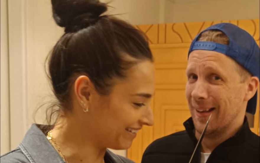Amira Pocher lacht mit Messer in der Hand, Oliver Pocher im Hintergrund