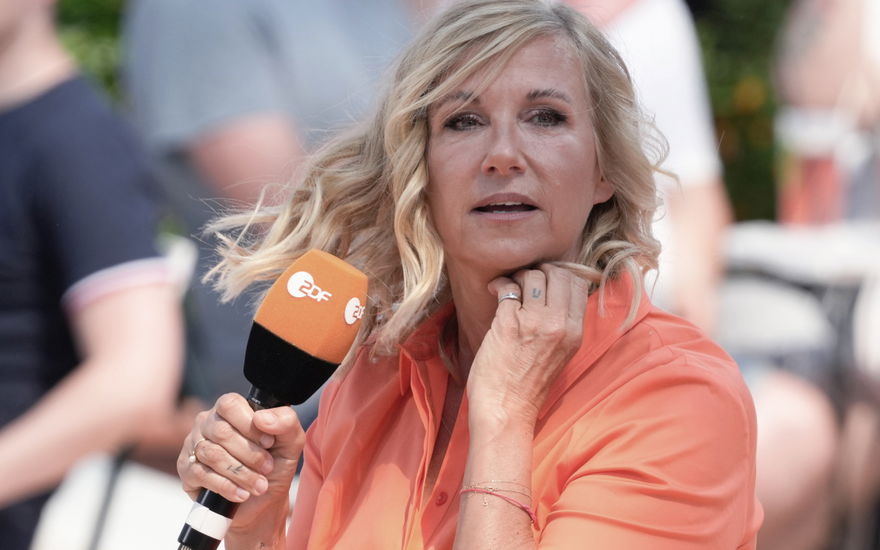 Andrea Kiewel hält ZDF-Mikro in der Hand und sieht bestürzt aus