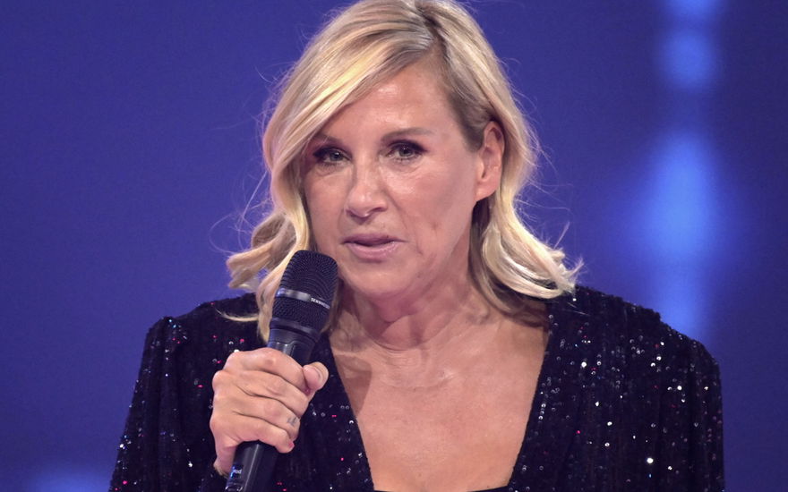 Andrea Kiewel sieht ernst aus bei "Kiwis großer Partynacht"