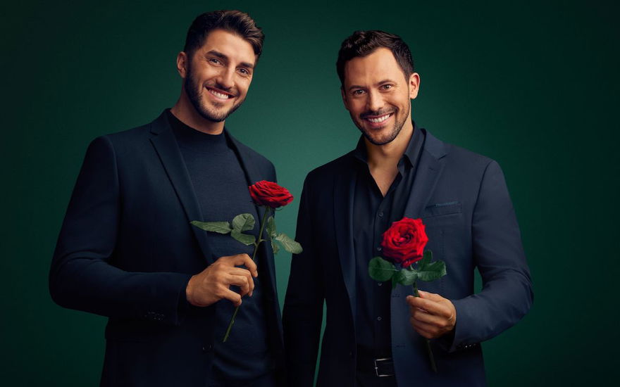 Dennis Gries und Sebastian Klaus von "Die Bachelors" mit Rosen in der Hand
