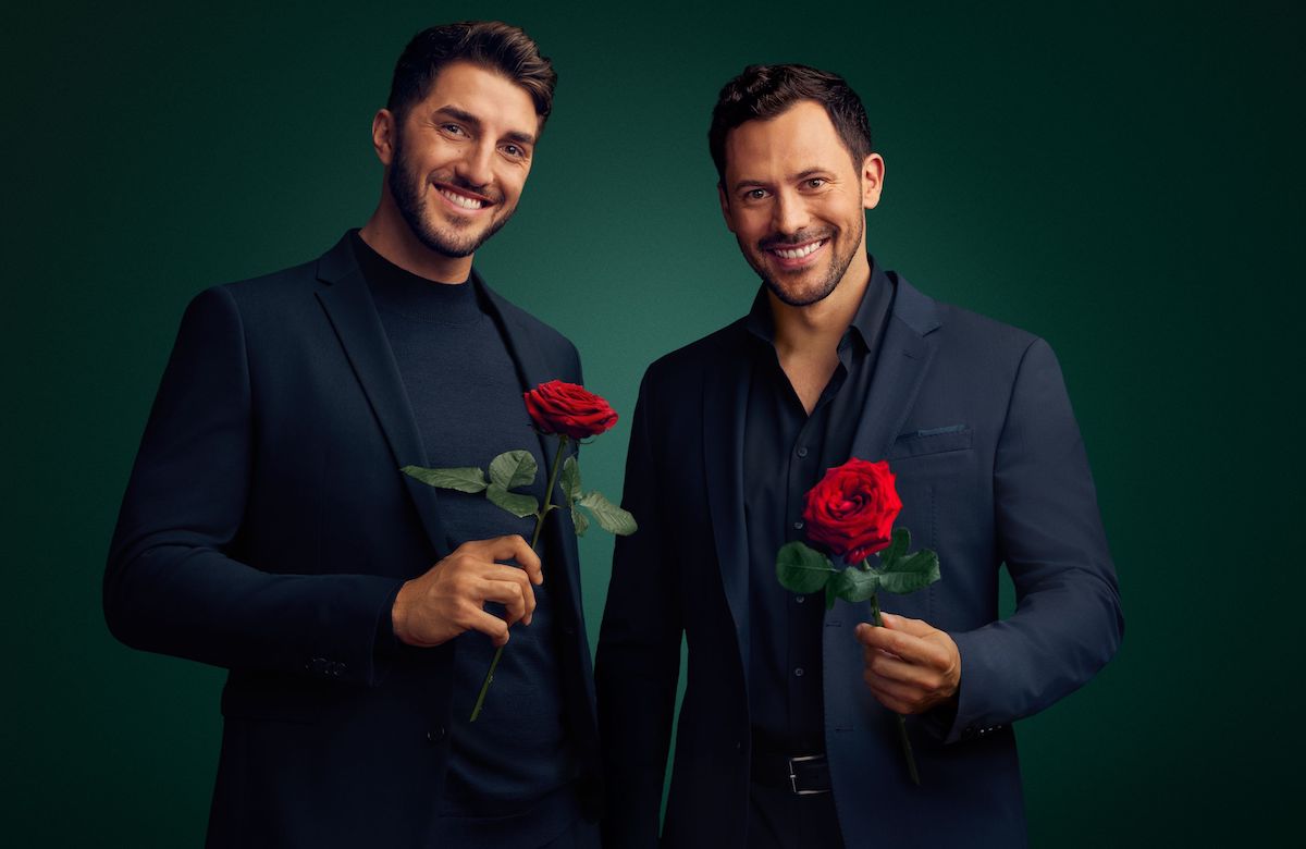 Dennis Gries und Sebastian Klaus von "Die Bachelors" mit Rosen in der Hand